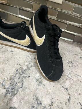 Nike Classic Cortez SE Black Gum Chenille Swoosh - Talla 6.5 US / 37.5 EUR